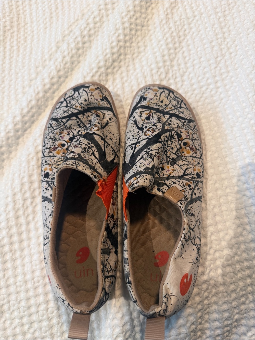 UIN Women's Cream Floral Slip-On Flats with Black Branch Print. EUC